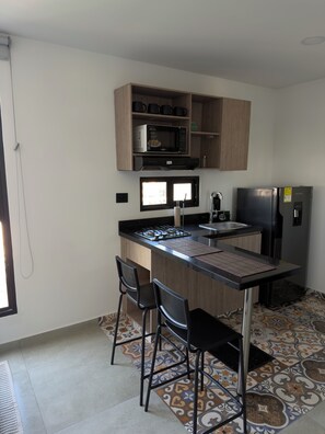 Microwave, coffee/tea maker, cookware/dishes/utensils, lobster pot - Modern and comfortable apartment in Barranquilla Colombia (Barranquilla)