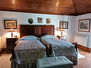 9 室のベッドルーム、アイロン / アイロン台、ベッドシーツ