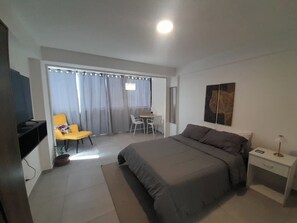 Tabla de planchar con plancha, wifi gratis y ropa de cama 