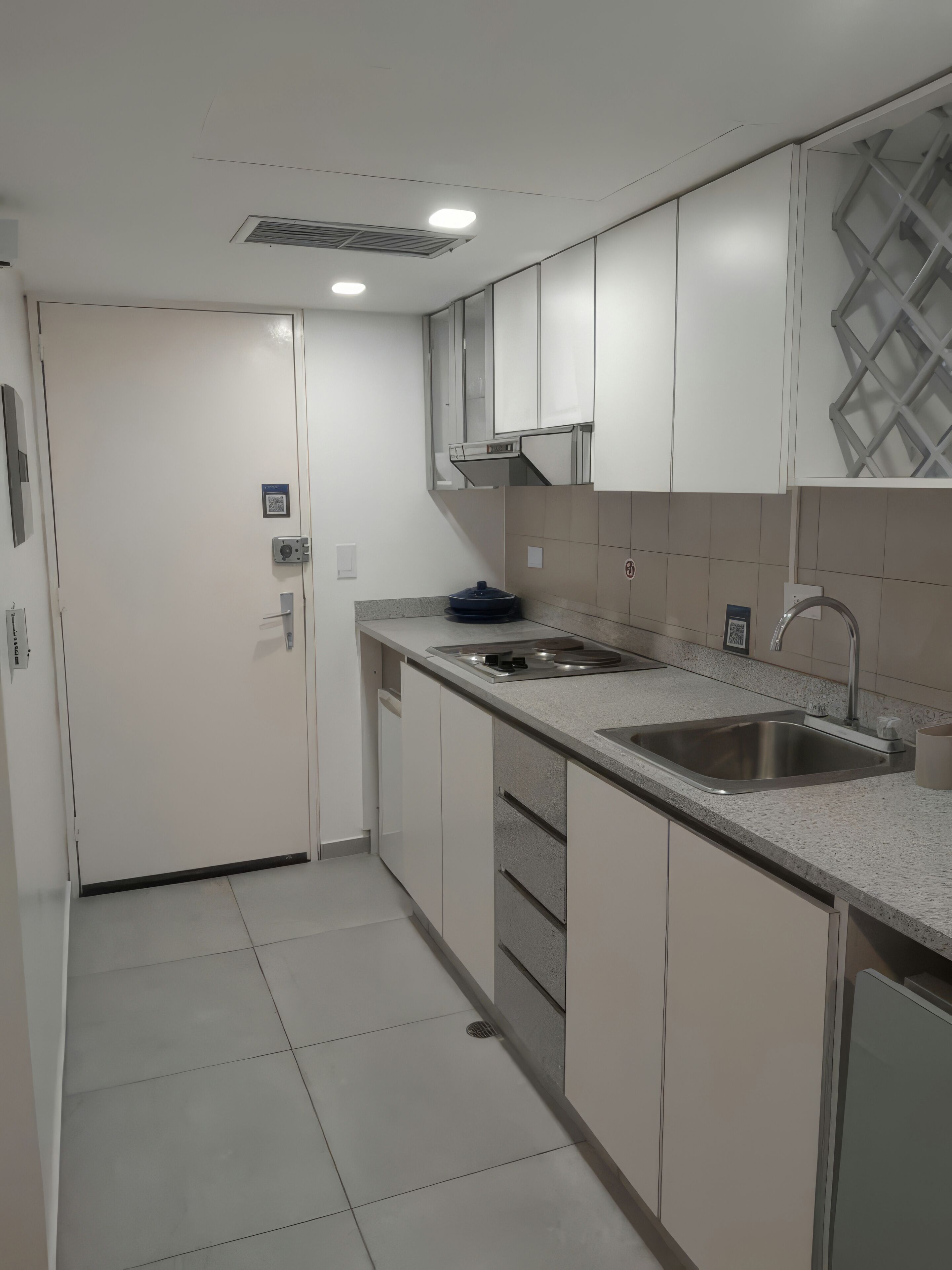 Geladeira, micro-ondas, cooktop, cafeteira/chaleira