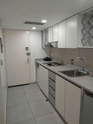 Refrigerador, microondas, parrilla de estufa y cafetera y tetera 