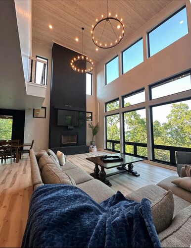 Modern Luxury with Panoramic Lake Views | Hot Tub