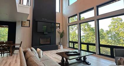 Modern Luxury with Panoramic Lake Views | Hot Tub