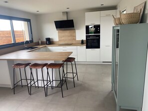 Fridge, microwave, oven, stovetop - Gîte Beauséjour in Fontenay sur Mer, 50m from the sea and facing the Golf course (Fontenay sur Mer)
