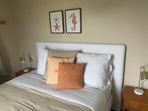 4 soverom, skrivebord, strykejern/-brett og reiseseng for barn