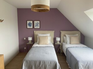 4 bedrooms, desk, iron/ironing board, travel crib - Gîte Beauséjour in Fontenay sur Mer, 50m from the sea and facing the Golf course (Fontenay sur Mer)