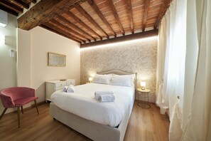 2 bedrooms, iron/ironing board, WiFi, bed sheets - Casa di Chiara -Florence Charm, Modern Ground Floor & Beams near the city center (Florence)