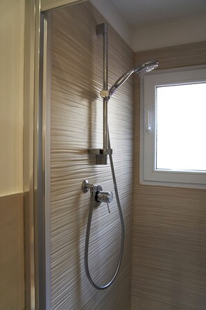 Shower, hair dryer, bidet, towels - Casa di Chiara -Florence Charm, Modern Ground Floor & Beams near the city center (Florence)