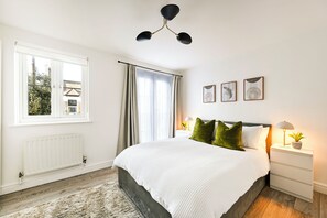 2 bedrooms, iron/ironing board, WiFi, bed sheets - Peaceful London City Apartment & Free Parking (London)