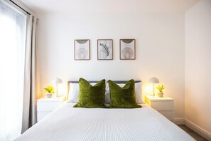 2 bedrooms, iron/ironing board, WiFi, bed sheets - Peaceful London City Apartment & Free Parking (London)