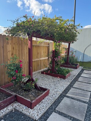 Property grounds - Modern comfort near Medical Center (Houston)