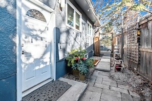 Property grounds - Bright & Cozy Central Retreat (Calgary)