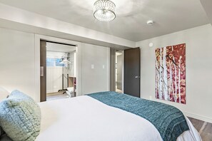 2 bedrooms, desk, iron/ironing board, travel crib - Bright & Cozy Central Retreat (Calgary)