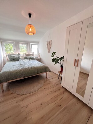 2 dormitorios, cuna de viaje, wifi gratis y ropa de cama