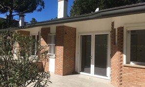 Villa, 2 slaapkamers, patio, uitzicht op tuin | Details aan de buitenkant