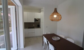 Villa, 2 slaapkamers, patio, uitzicht op tuin | Dineerruimte