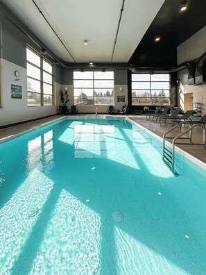 Outdoor pool - Four Points By Sheraton Prince George (Prince George)
