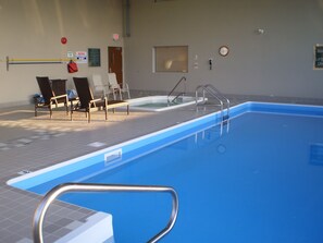 Outdoor pool - Four Points By Sheraton Prince George (Prince George)