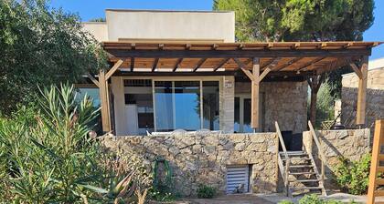 House in the Marine di Sant'Ambroggio, 10-minute walk to the sea, large terrace