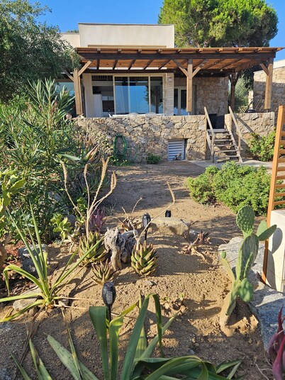 House in the Marine di Sant'Ambroggio, 10-minute walk to the sea, large terrace