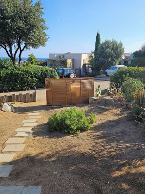 Property grounds - House in the Marine di Sant'Ambroggio, 10-minute walk to the sea, large terrace (Lumio)