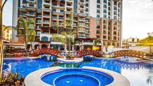 Hotellissa on suuri keskeisellä paikalla sijaitseva uima-allas, useita parvekkeita sekä silta, joka yhdistää eri osia.