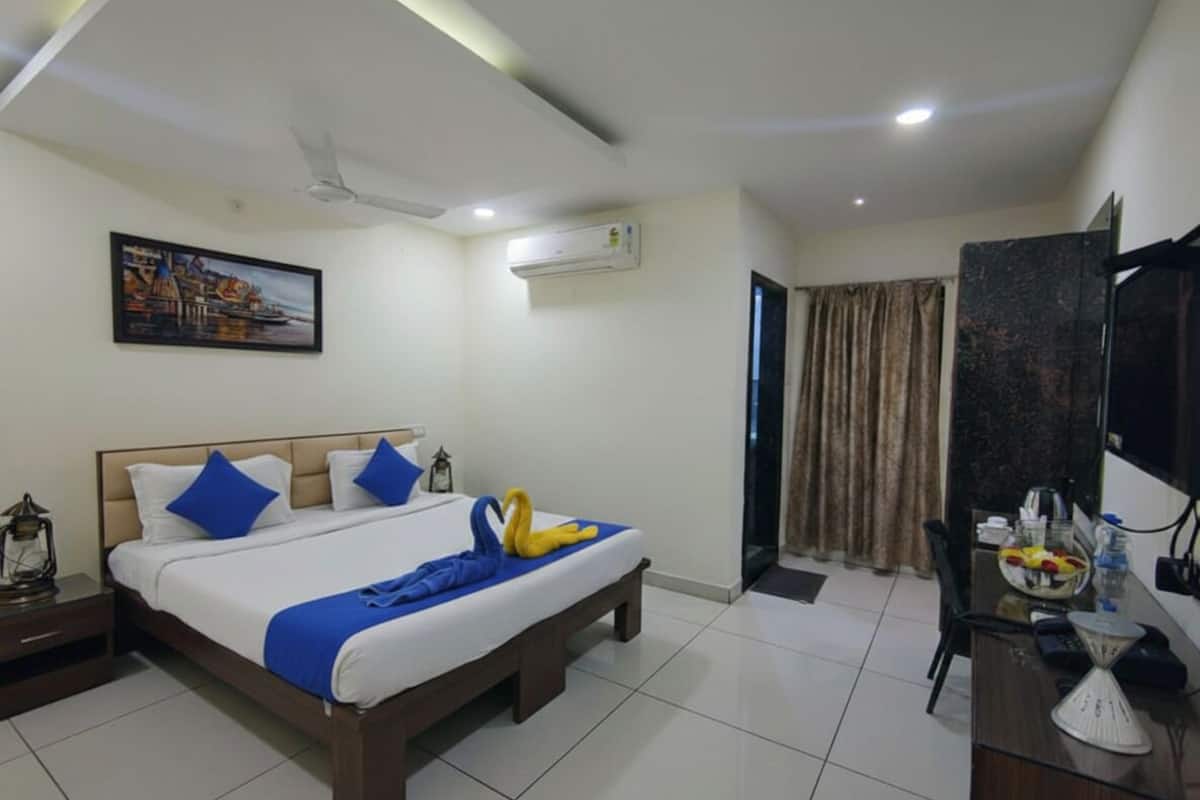 Executive Double Room | Desk, laptop workspace, free WiFi