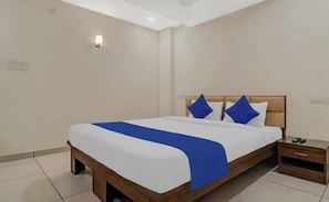 Deluxe Double or Twin Room | Desk, laptop workspace, free WiFi - SHIVOM RESIDENCY (Hyderabad)