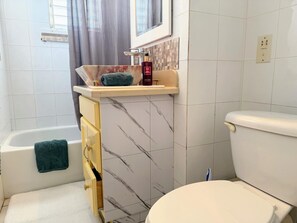 Towels, soap, toilet paper - Negril Coast 1 Bed Apartment with Sea Views (Orange Bay)