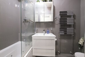 Hair dryer, towels, soap, toilet paper - Central London Apartment St James's Park (London)