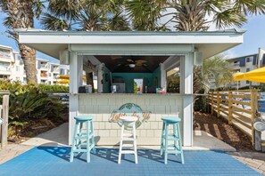 Outdoor dining - Cozy 2-bedroom condo in quaint Atlantic Beach with private beach access (Atlantic Beach)