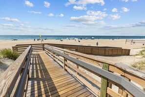 On the beach - Cozy 2-bedroom condo in quaint Atlantic Beach with private beach access (Atlantic Beach)