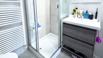 Douche, bidet, serviettes fournies