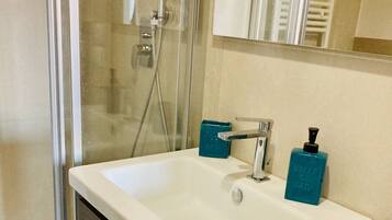 Douche, bidet, serviettes fournies