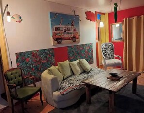 TV, books, stereo - Colorful little house (Plérin)