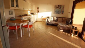 Um espaço compacto com cozinha, sala de jantar e área de estar.