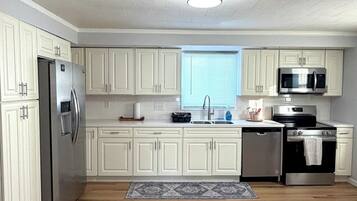 Micro-ondes, four, plaque de cuisson, lave-vaisselle