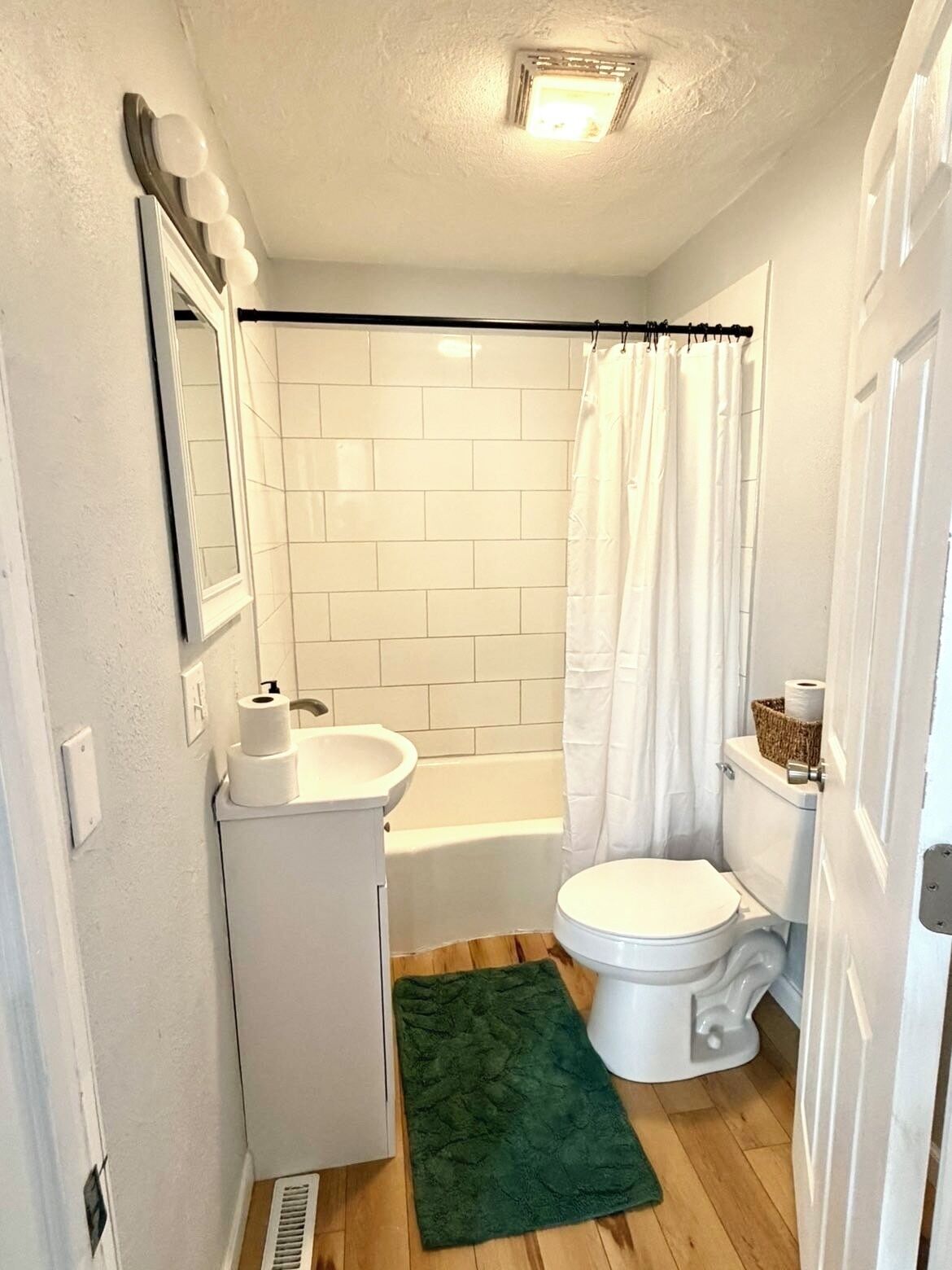 Serviettes fournies, savon, papier de toilette