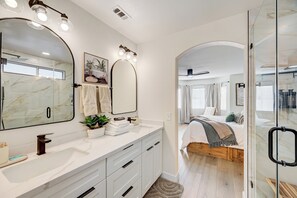 Shower, hair dryer, towels, soap - Nirvana Escape, Home, Pool, Hot Tub, Gym, Game room (North Las Vegas)