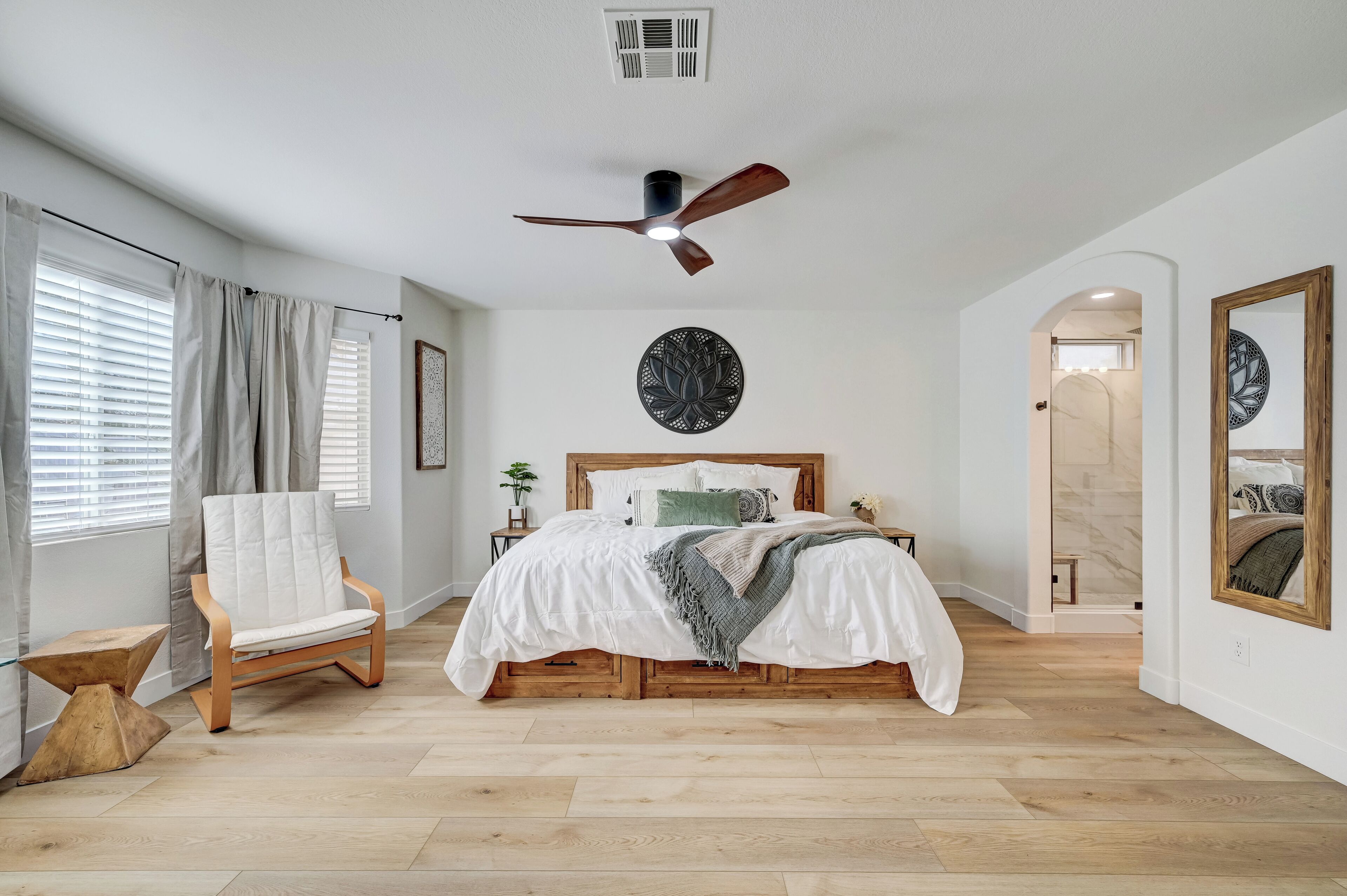 4 habitaciones, tabla de planchar con plancha, internet y ropa de cama 