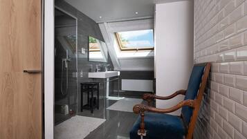 Een douche, een haardroger, handdoeken