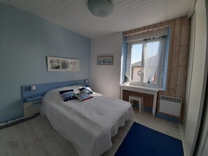 Iron/ironing board, Internet - Nice Duplex with terrace in Locquirec harbour, 50M from the beach (Locquirec)