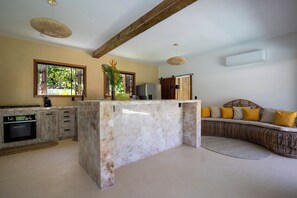 Casa Deluxe, lanai, vistas al jardín | Cocina privada | Microondas, horno y placa de cocina