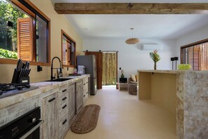 Deluxe-hus - hawaiiansk terrasse - udsigt til have | Privat køkken | Mikrobølgeovn, ovn, kogeplade