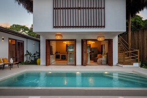 Casa Deluxe, lanai, vistas al jardín | Piscina | Una piscina al aire libre