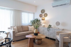 TV - Chic 1-bedroom in Greenwood /Pool plus Secure Parking (Punta Cana)