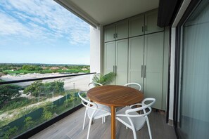 Outdoor dining - Chic 1-bedroom in Greenwood /Pool plus Secure Parking (Punta Cana)