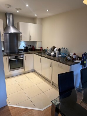 Private kitchen - Modern 1-Bed Flat with Balcony | Willesden Green (London)