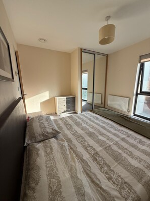 1 bedroom, iron/ironing board, WiFi, bed sheets - Modern 1-Bed Flat with Balcony | Willesden Green (London)