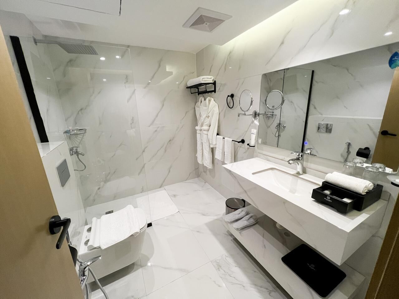 Family Apartment | Bathroom | Free toiletries, hair dryer, slippers, towels